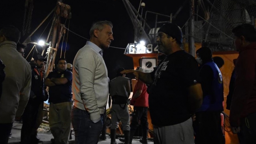 Pesca Solidaria: Arcioni recibió al buque Mario R. en el puerto de Rawson y agradeció a trabajadores, sindicatos y empresarios
