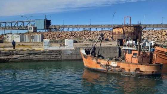 <“I Que’s”: el primer barco artesanal en amarrar en la dársena de Punta Colorada, en Sierra Grande