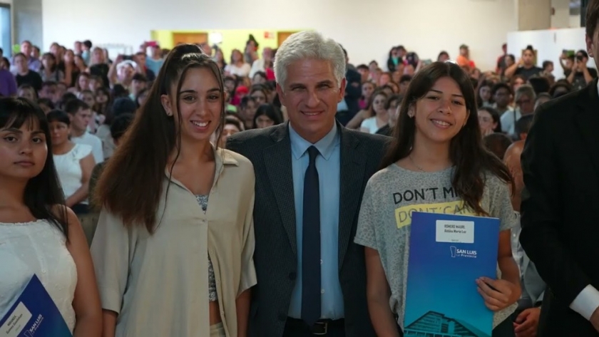 Claudio Poggi entregó la Beca al Mérito a más jóvenes destacados que continuarán su formación académica