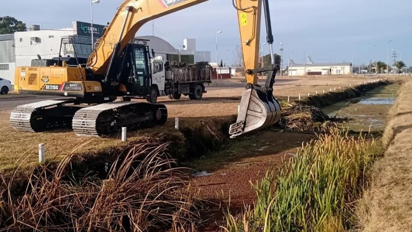 General Pico: limpieza de canales alivia inundaciones y aporta al saneamiento urbano