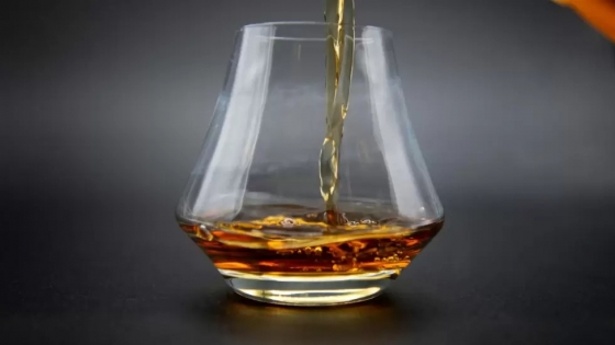 El mejor whisky escocés de pura malta 2025: Glen Moray 15 años, estrella de la London Spirits Competition
