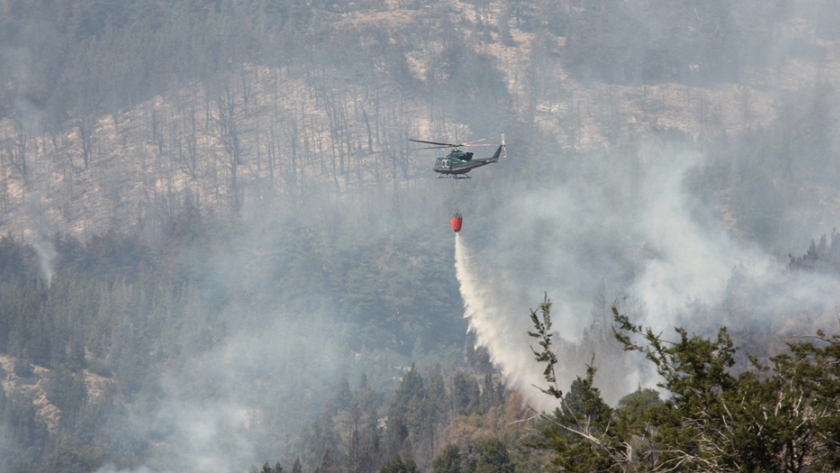 Nación refuerza las tareas para controlar el incendio forestal cercano a El Bolsón