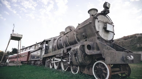 El restaurante que revive el alma ferroviaria: una locomotora inglesa se convierte en ícono gourmet en Sierras Bayas