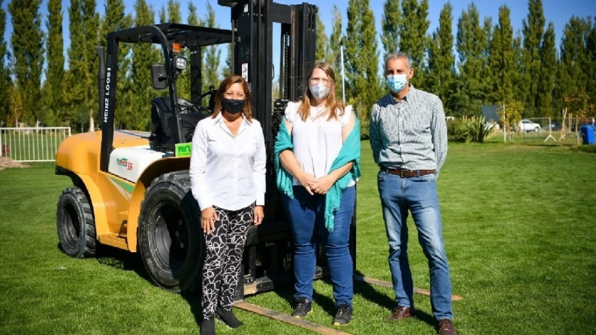 El Gobierno Provincial entregó 12 nuevas maquinarias a productores del Alto Valle