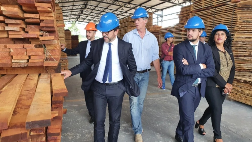 El embajador de Italia visitó el Centro Foresto Industrial de Arrayanal