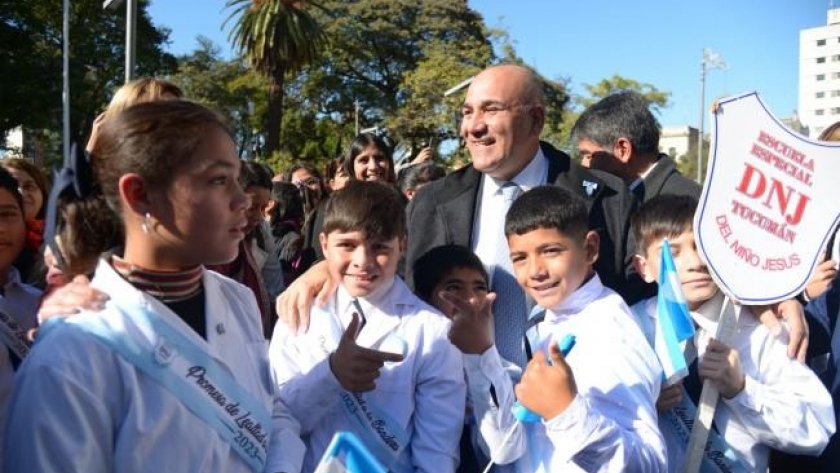 El chocolate patrio abrió la celebración del Día de la Bandera