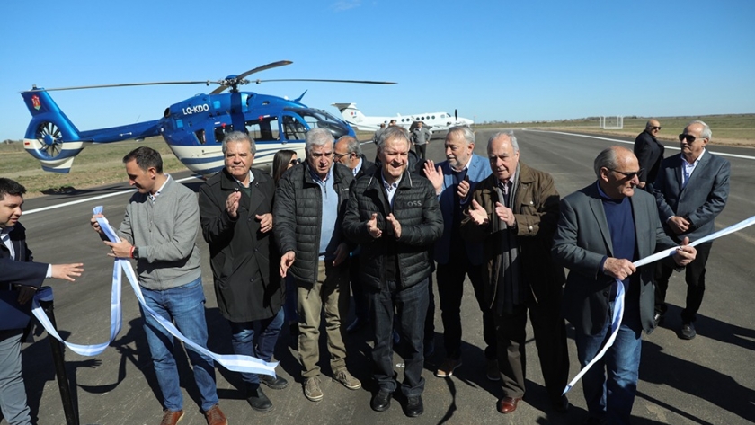 Schiaretti inauguró la pavimentación de la pista aérea de Huinca Renancó