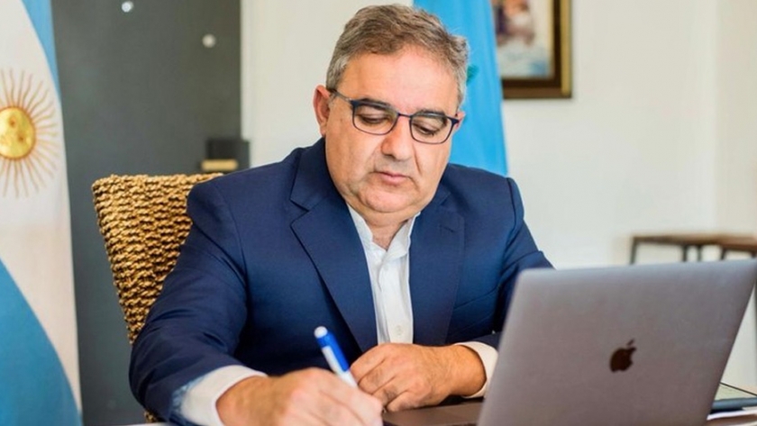 Raúl firmó el decreto para la apertura del turismo interno y externo