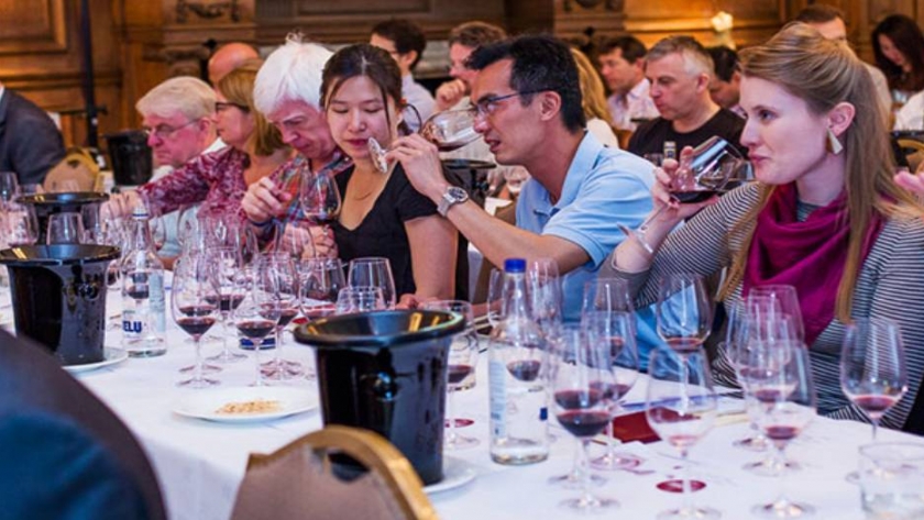 Estimulante cerebral: ver, oler y saborear un vino