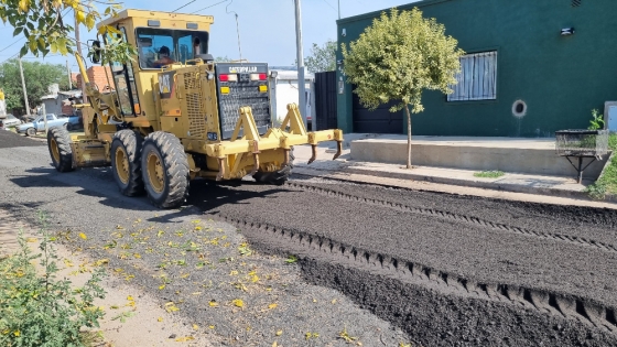 Avanzan los trabajos de asfalto en frío en Barrio Progreso