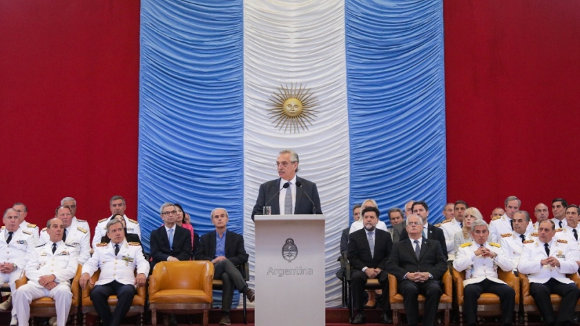 El presidente encabezó la ceremonia de egreso conjunto de oficiales de las Fuerzas Armadas
