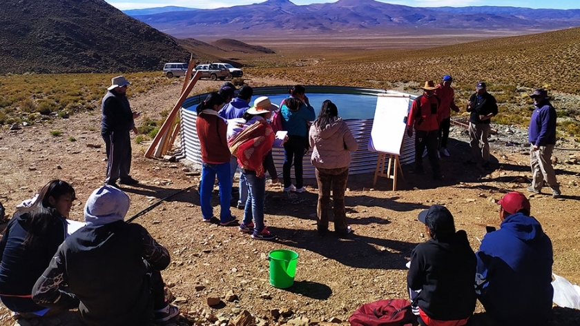 Acciones para mejorar la conducción de agua de riego en Talapampa, Salta