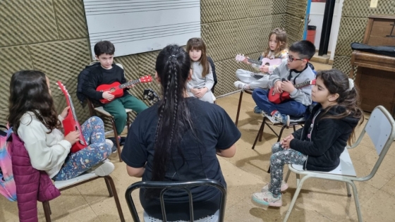 Se completó el cupo en las clases de Ukelele que brinda el Conservatorio Municipal de Música