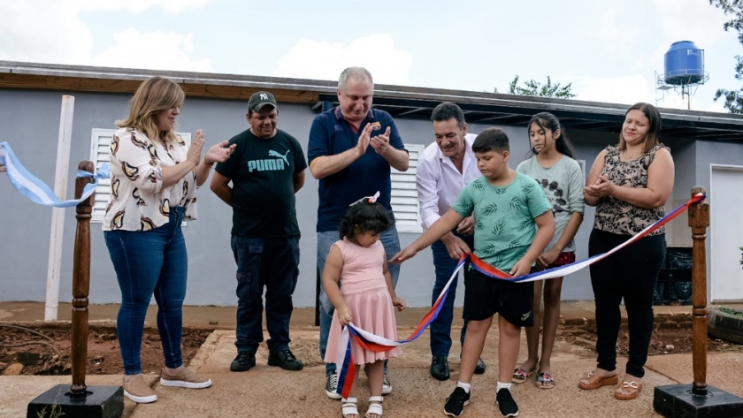 En San Pedro el gobernador encabezó la entrega de viviendas y recorrió el avance de obras de infraestructura