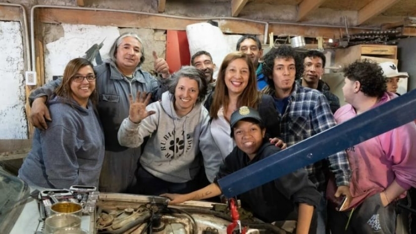 Entregan maquinaria, madera y capacitación a la Fundación San José Obrero