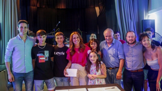 <Victoria Tolosa Paz entregó equipamiento cultural y deportivo en Roque Pérez, y anunció la construcción de un nuevo Espacio de Infancia