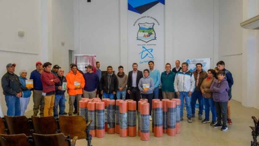 Producción entregó semillas a productores de melones de Media Agua