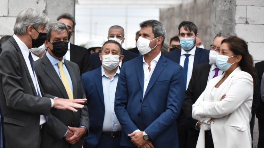Uñac visitó el EPSE y la fábrica de paneles solares junto a empresarios del sector