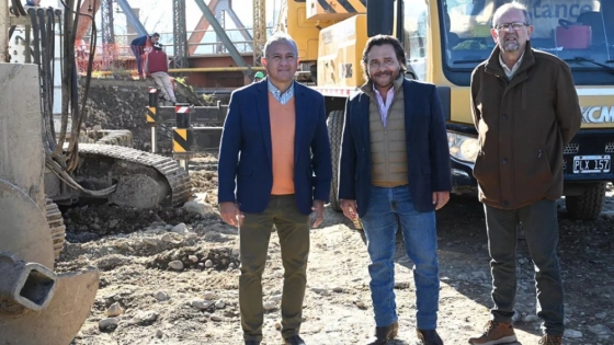 Comenzó la construcción del primer puente sobre el río Vaqueros