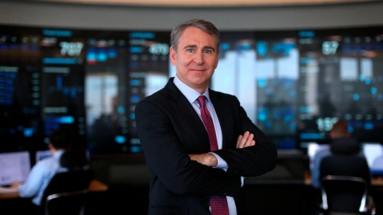Ken Griffin insta a “distribuir bien los frutos de la economía” y defiende la educación y la inmigración como motores del crecimiento