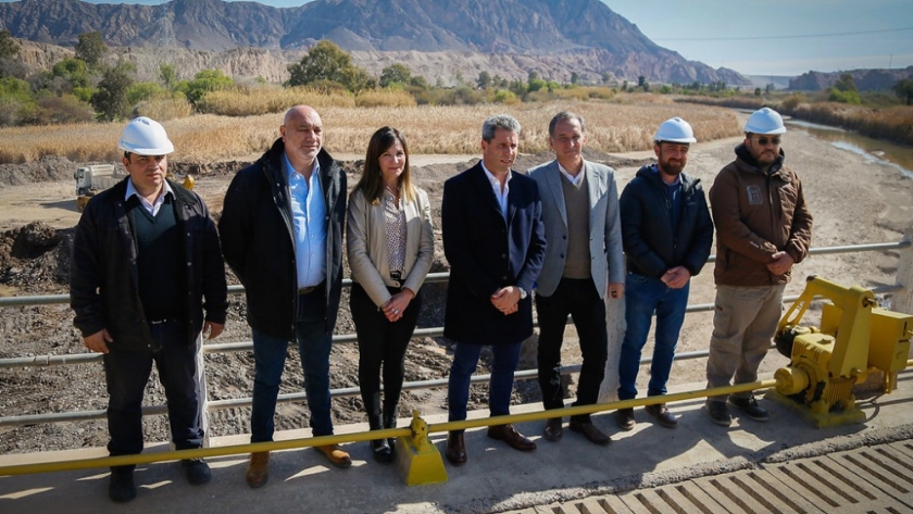 Sergio Uñac recorrió la obra de limpieza histórica del dique Ignacio de la Roza