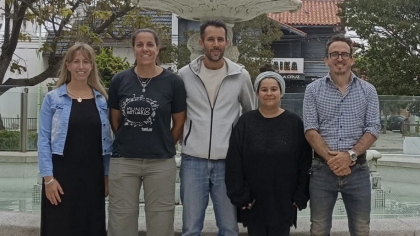 Los plásticos ya afectan desde el ave macá grande a los pingüinos en costas argentinas