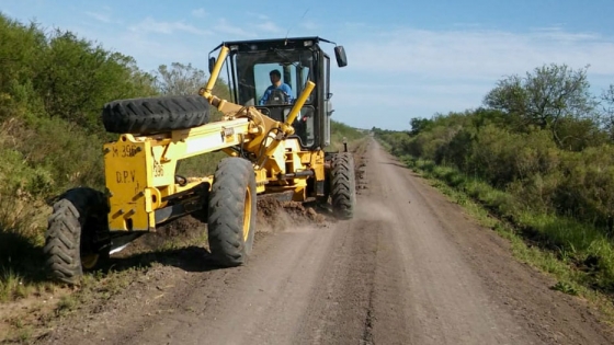 Trabajan en la reconstrucción de caminos de los departamentos Federal y Villaguay