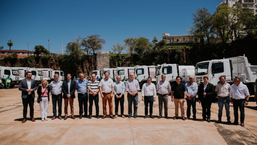 El gobernador entregó 14 camiones y dijo que es una acción política que llegará a todos los municipios de la provincia