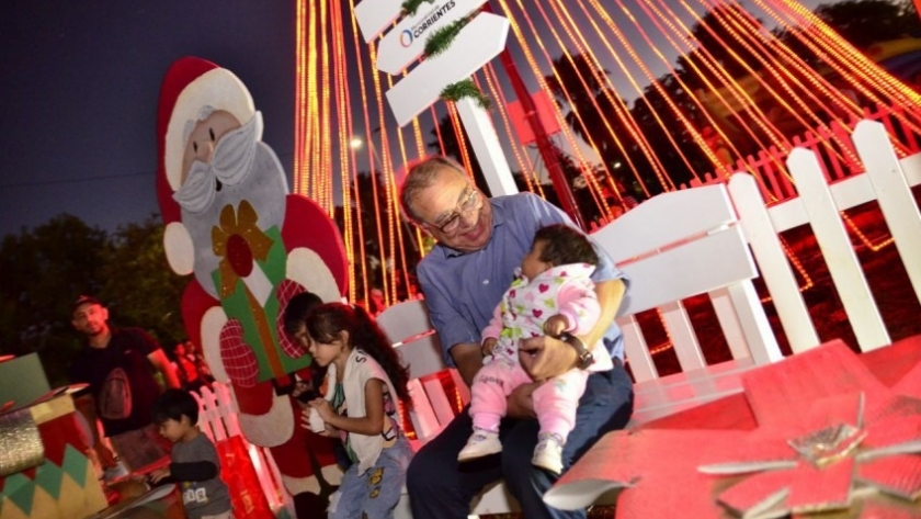 Palpitando la navidad, el Municipio inauguró esculturas en arena y un nuevo árbol