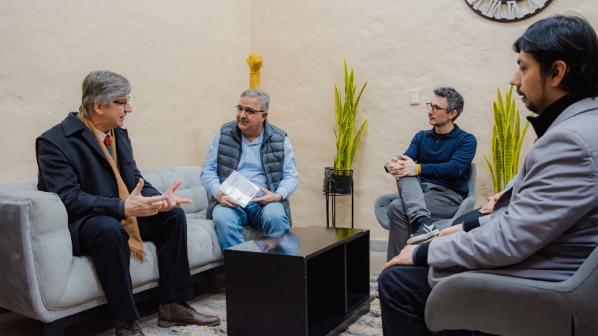 El Gobernador recibió al escritor Pablo Vassel