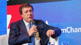 Río Negro concreta una maniobra clave para el GNL argentino con la descarga de 10.000 toneladas de tuberías en San Antonio Este