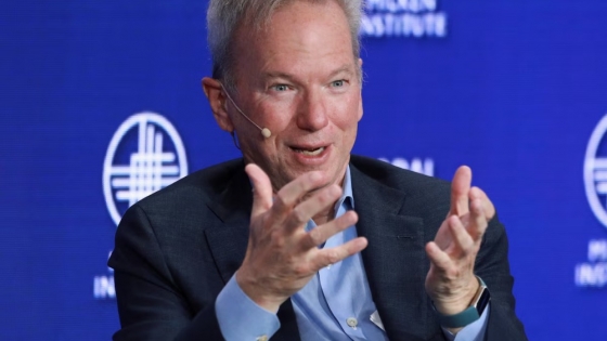 Eric Schmidt advierte que la inteligencia artificial será un factor clave para el crecimiento económico global