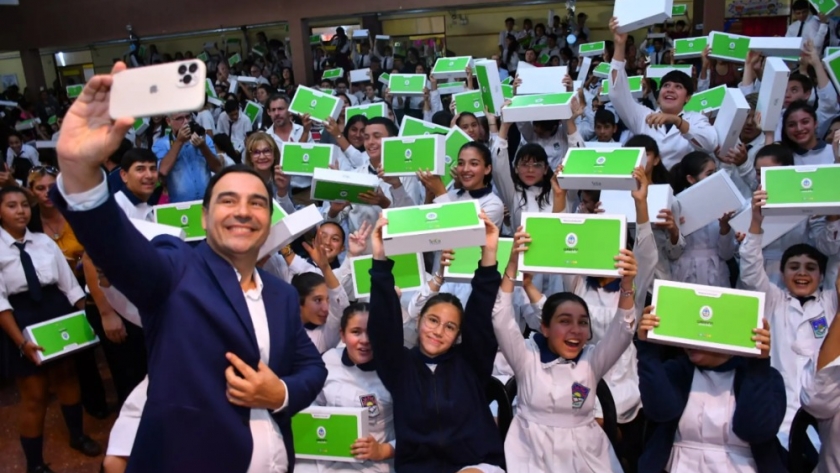 Valdés entregó notebooks a alumnos virasoreños y destacó los avances educativos en la costa del río Uruguay