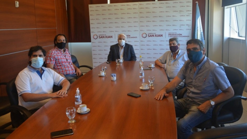 El ministro Díaz Cano recibió a representantes de la Cámara Vitivinícola de San Juan