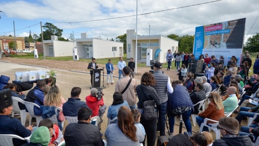 Kicillof encabezó la entrega de 14 viviendas en General Guido