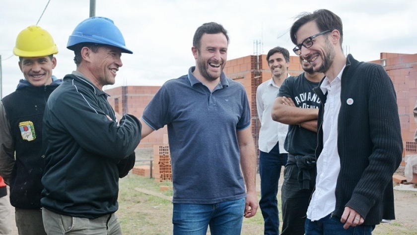 Agustín Simone visitó la obra de viviendas en el Barrio de Agumín