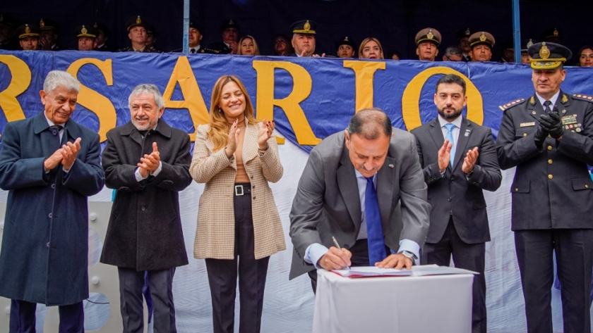 El gobernador Ricardo Quintela firmó el decreto para ascensos en las fuerzas de seguridad