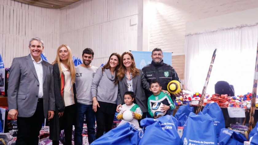 En los Partidos de Chacabuco y 9 de Julio, Tolosa Paz entregó máquinas a talleres familiares y equipamiento a clubes e instituciones