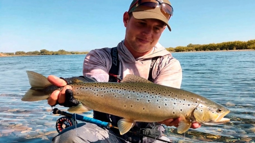 Fueron a pescar al Limay Medio y mirá qué buenas truchas sacaron: «Hay muy buen pique»
