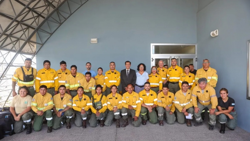 Sadir saludó al segundo grupo de brigadistas que combatirán el fuego en el Parque Nacional Lanín