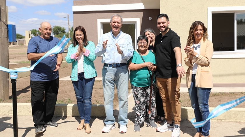 Schiaretti entregó viviendas y anunció un aumento en los créditos a emprendedores