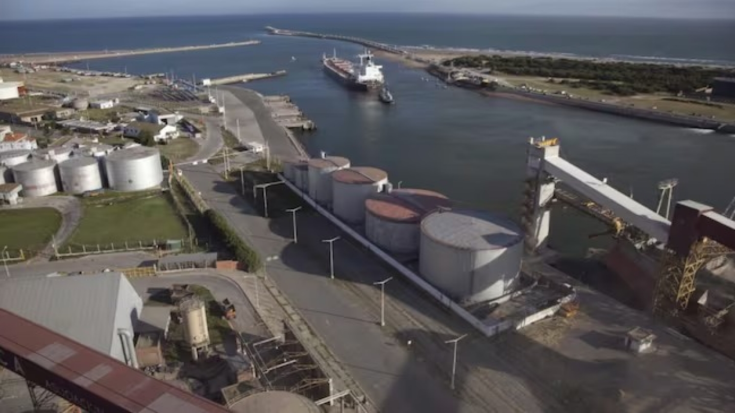 Reforma del cabotaje: por qué el transporte por agua puede bajar los costos logísticos del campo