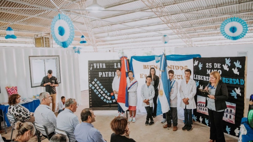 Herrera Ahuad inauguró el nuevo edificio de la Escuela Especial Nº 52 y entregó maquinaria vial en San Antonio