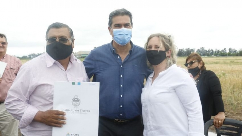 Capitanich entregó títulos de propiedad a 40 familias de productores rurales de Avia Terai