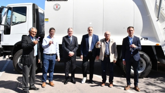 La provincia entregó camiones compactadores de residuos en Fernández, Loreto, Añatuya y Colonia Dora