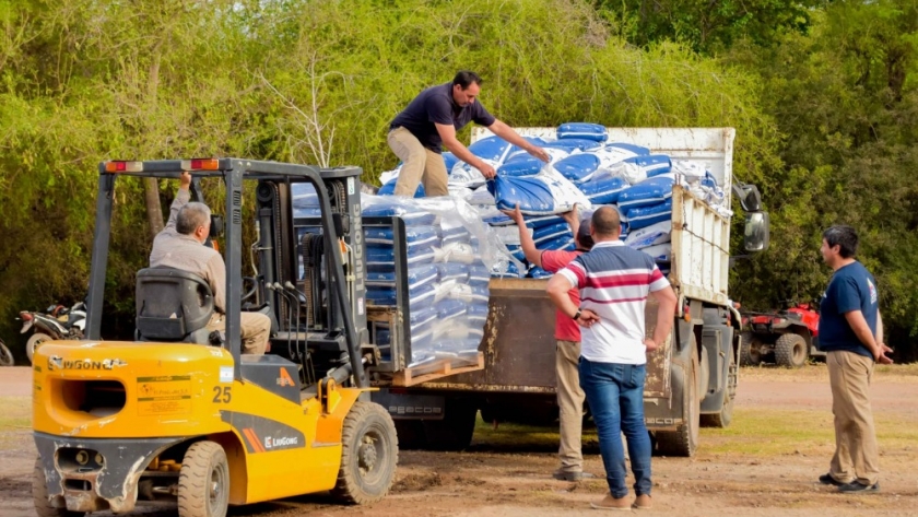 Se entregó alimento balanceado a productores ganaderos en La Puerta