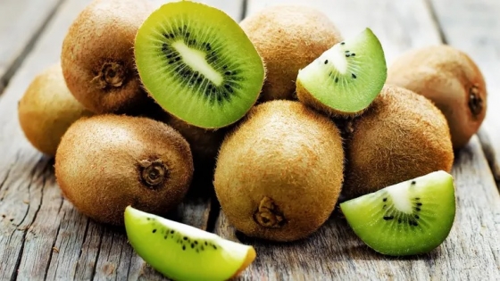 La razón por las que los especialistas recomiendan comer el kiwi con cáscara