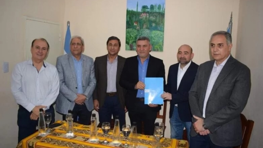 El comisionado de El Zanjón recibió el acta de entrega de terrenos de Ferrocarriles Argentinos