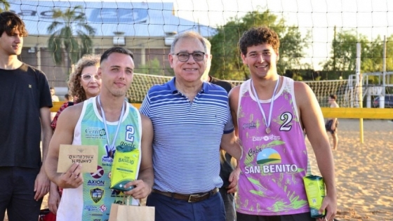 Tassano encabezó la premiación del torneo regional de Beach Volley en la playa Arazaty