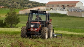 En España el abaratamiento eléctrico y del petróleo alivia las facturas del agricultor